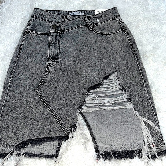 NWT! It’s Basic Gray Acid Wash Distressed Mini Skirt M - Picture 2 of 10